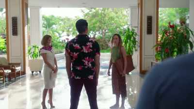 - Ikaika, wait.
- Ooh. Is that him? - Romance in Hawaii