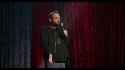 Il était assis bizarrement,
la tête penchée. - Nate Bargatze: The Tennessee Kid