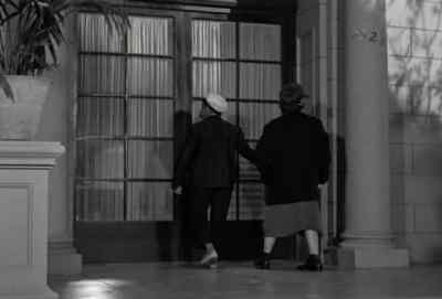 Ilamar . - No, ring the bell. - The Amazing Mrs. Holliday