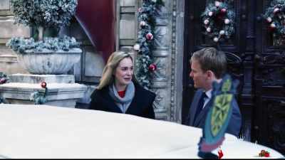 - I'll be okay.
- You don't need any assistance? - Christmas at the Palace