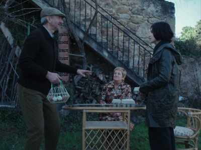 - I'll be right back, OK?
You'll stay with her. - Yes. - Un amor