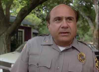 - I'll be right back.
-Okay, Chief. - Drowning Mona