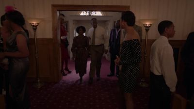 I'll be right over there. - Pose