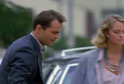 I'll call the police from my hotel. - Moonlighting