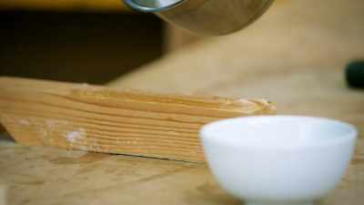 I'll do a proper,
proper gluey joint on that.
Glue is oozing out. - James May and the Dull Men