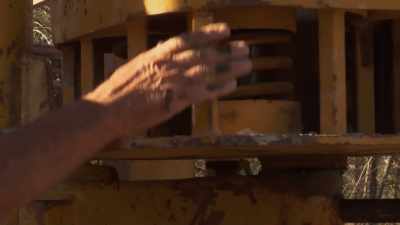 I'll get it.
(INDISTINCT SPEECH) Hold it. - Outback Opal Hunters