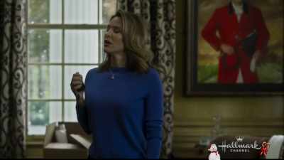 - I'll go get the ladder.
- Okay. Thanks, Des. - Christmas Wishes & Mistletoe Kisses