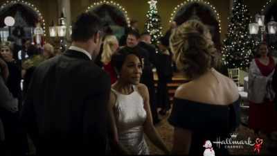 - I'll go get us some champagne.
- Okay! - Christmas Wishes & Mistletoe Kisses