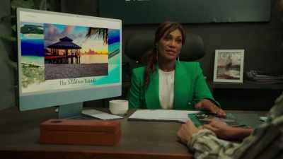 I'll have my assistant sign us
into a shared cloud drive. - Love in the Maldives