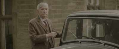 - I'll make some phone calls.
- OK. Come on. - The Railway Children Return
