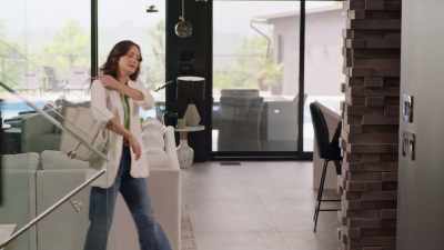 - I'll see you tonight!
(door beeps, lock whirrs) - Smart Home Killer