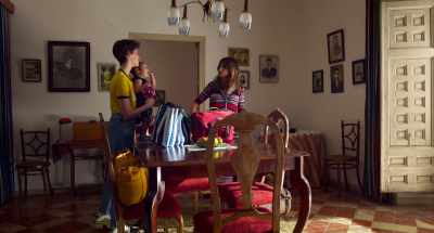 - I'll show you the house later.
- All right. - Parallel Mothers