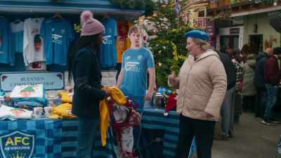 I'll tell you what,
you get that jumper - Christmas in Notting Hill
