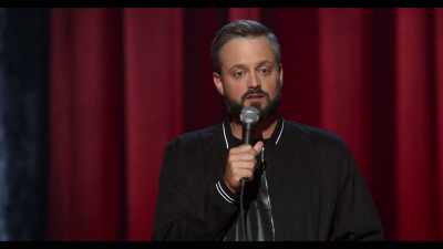 Ils passent devant un cheval allongé
dans un jardin, - Nate Bargatze: The Tennessee Kid