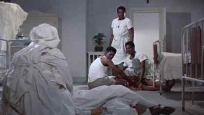 Ilunga, help me lift her. - The Nun's Story