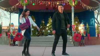 - I'm a little tired too.
[both laughing] - Holiday in Santa Fe