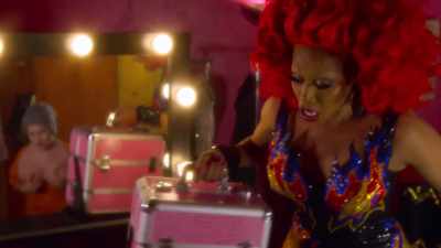 I'm a star. Everyone knows where I am.
Get your stuff. Come on. - AJ and the Queen