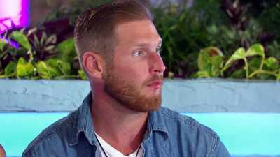 >> I'M ACTING CHILL AROUND HIM,
BUT AT THE SAME TIME I DON'T - Love Island