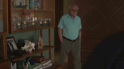 I'm all right, I'm all right.
Sit down. - The Tattooist of Auschwitz