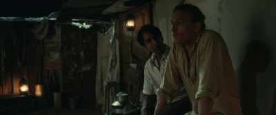 I'm all right, mate.
- Then why this look on your face? - Shantaram
