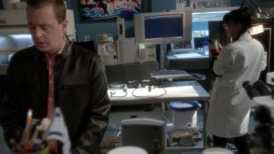 I'm almost in.
You getting anywhere? - NCIS