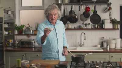 I'm also going to add
some sultanas. - James May: Oh Cook!
