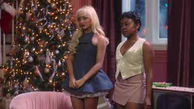 - I'm an uncle to daughters.
- Okay, why aren't you texting me back? - A Nonsense Christmas with Sabrina Carpenter