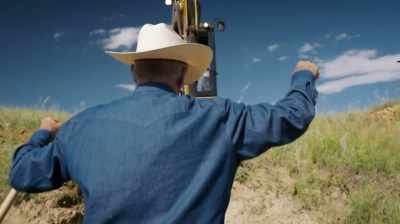 I'M ANXIOUS TO GET IN HERE
ON THE DIG WITH THEM. - Dino Hunters