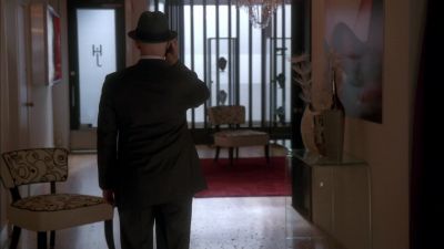 I'm at 719 skelton Avenue.
There has been a robbery. - Fringe