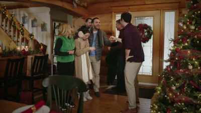 - I'm Brian.
- Hi, Brian. Nice to meet you. - Unwrapping Christmas: Olivia's Reunion