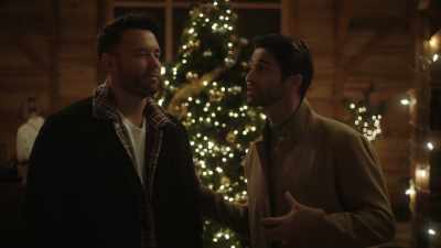 ♪ I'm counting
all the mistletoe ♪ - The Holiday Exchange