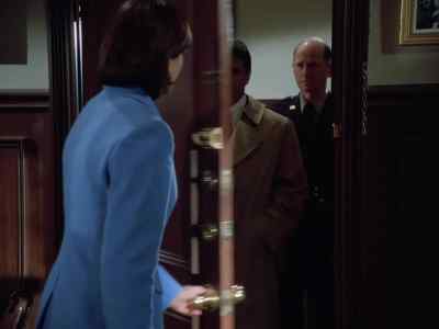 - I'm Detective Lundgren. Ms. Lane?
- Yes, come in. - Lois & Clark: The New Adventures of Superman
