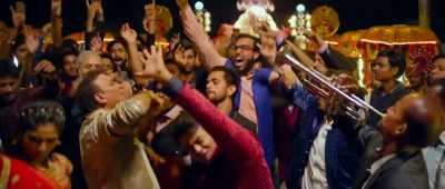 I'm doing something untoward with
Aarti's life? - She doesn't mean that. - Shaadi Mein Zaroor Aana