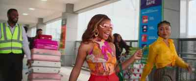 - I'm fabulous every day, darling.
- [in Pidgin] Your confidence is striking! - Christmas in Lagos