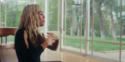 I'm so fortunate
to be physically and mentally well, - Miley Cyrus - Endless Summer Vacation (Backyard Sessions)