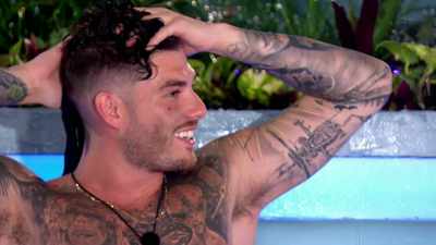 >> I'M GETTING LIKE, YEAH, THESE
BAD BOY VIBES FROM YOU. - Love Island