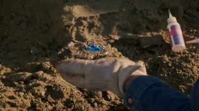 I'M GETTING THESE BIG CHUNKS
OF DIRT HERE - Dino Hunters
