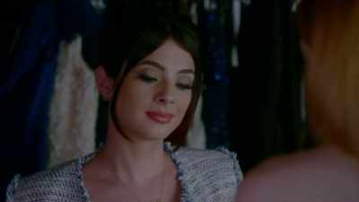♪ I'm your goddess
on your knees ♪ - Famous in Love