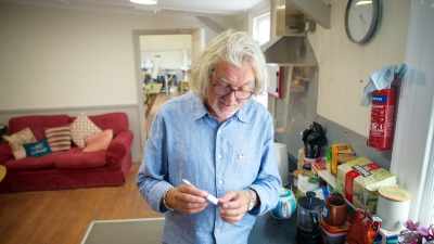 I'm going to do it now
for you in slow motion.
Can you see it if I do it that way? - James May and the Dull Men