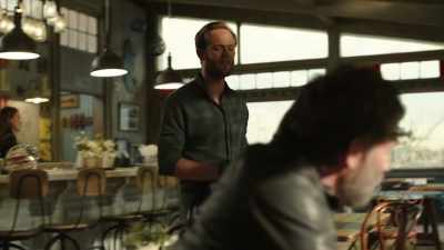 - I'm going to have to ask you to leave now.
- Tom, Tom, we're just talking here. - Big Little Lies