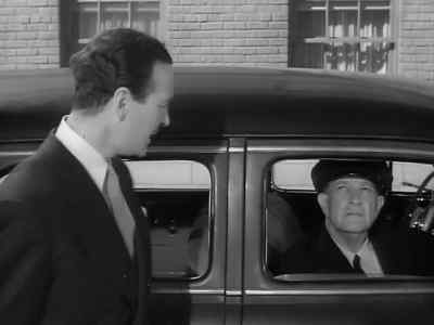 - I'm going in to see Mr. Willoughby.
- Yes, sir. - A Kiss in the Dark