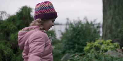 - I'm going to look for pine cones.
- You're looking for pine cones. - Maid