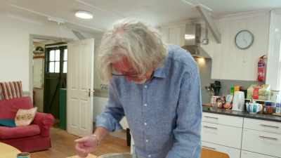 I'm going to put the bowl
back on the scales. - James May and the Dull Men