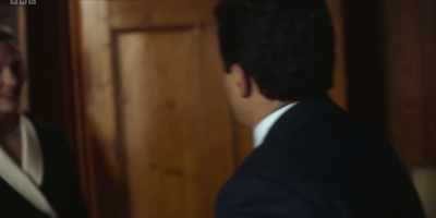 I'm going to see the children.
I see him now. - The Gold