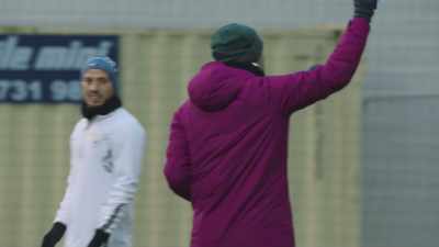 I'm going to show you the rhythm.
This is the champion, guys. - All or Nothing: Manchester City