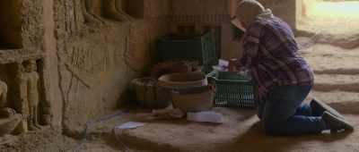 I'm going to spread this one,
and then I'm going to study their pieces. - Secrets of the Saqqara Tomb