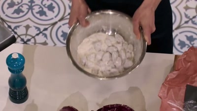 I'm going to start making
a fresh lettuce wrap using the radicchio. - Cook at all Costs