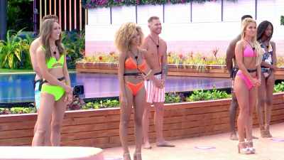>> I'M GOING TO COUPLE UP WITH
ALEXANDRA. - Love Island