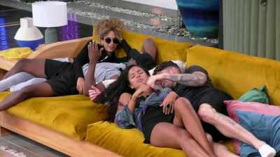 >> I'M GOING TO HIT YOU IN THE
HEAD. - Love Island
