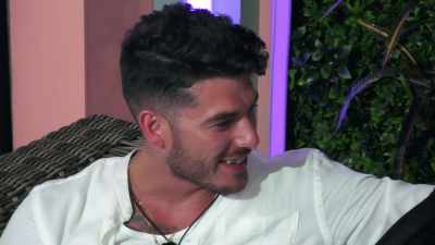 >> I'M GOING TO KEEP YOU UP ALL
NIGHT - Love Island